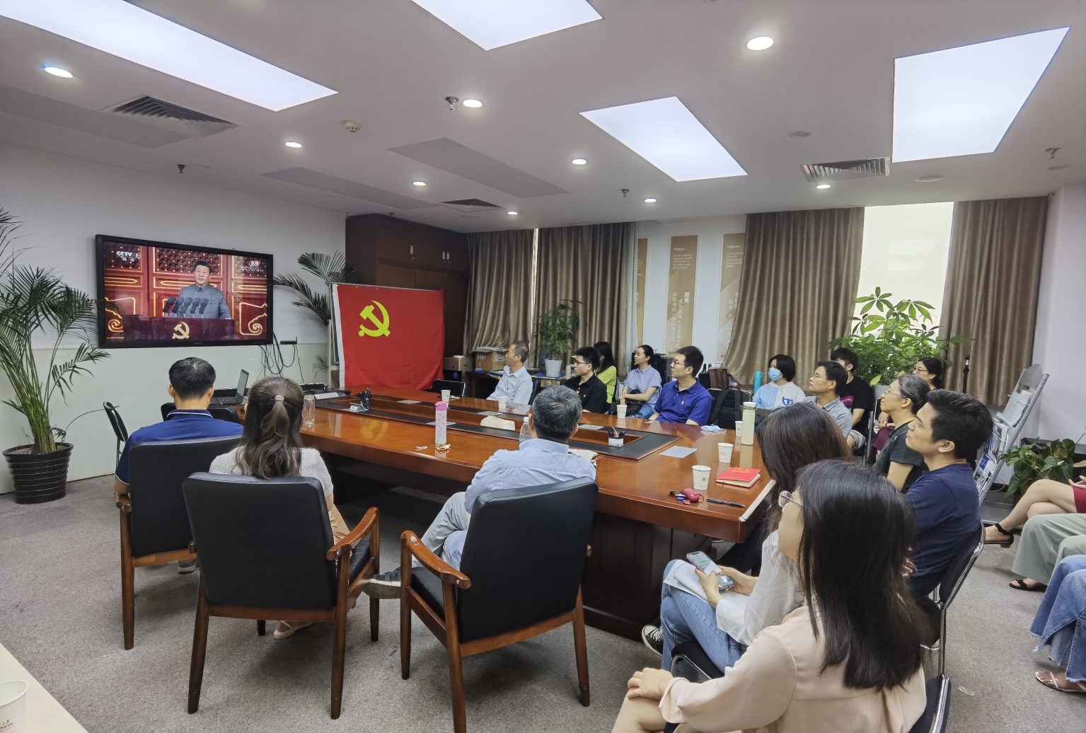 人们在房间里

中度可信度描述已自动生成